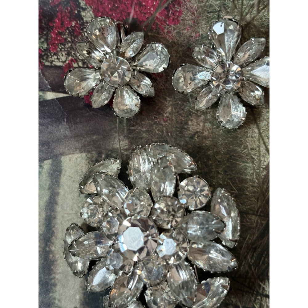 Vintage Rhinestone Brooch & Clip-On Earrings Set Sparkling Design Snowflake - Picture 3 of 5